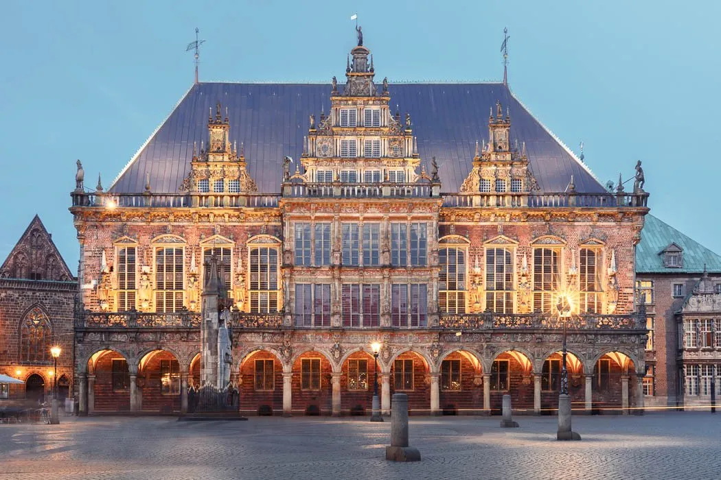 Bremer Rathaus am Marktplatz bei Nacht