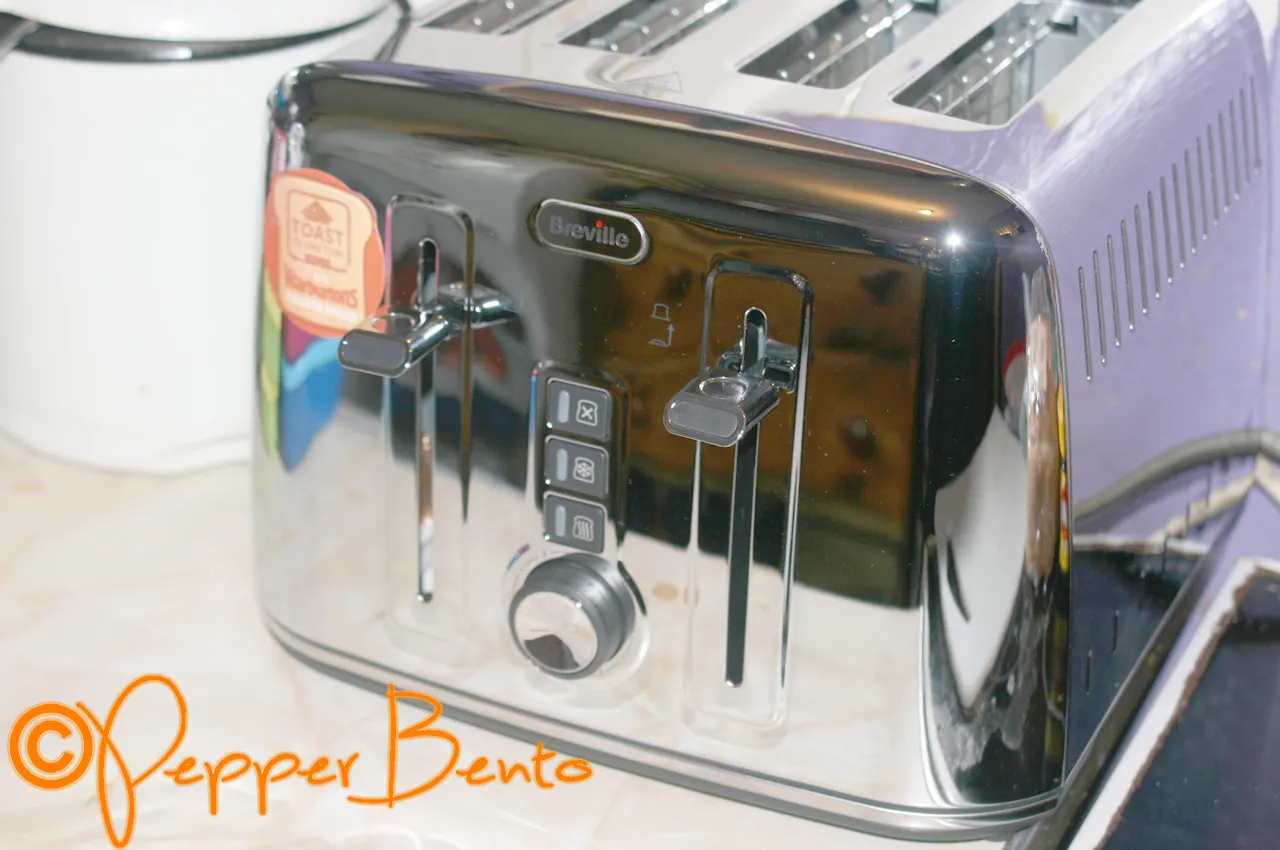 Breville VTT571 4-Scheiben-Toaster in glänzendem Chrom-Design auf einer Küchentheke.