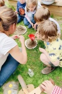 Brodelnder Vulkan: Spannendes Experiment für die Forscherparty, eine tolle Aktivität passend zum Forscher Geburtstag Kuchen Thema