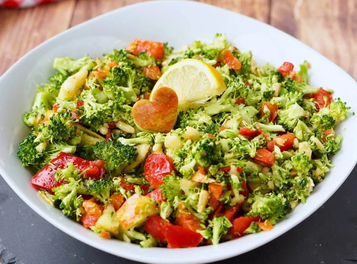 Brokkoli Salat mit Apfel und Pinienkernen