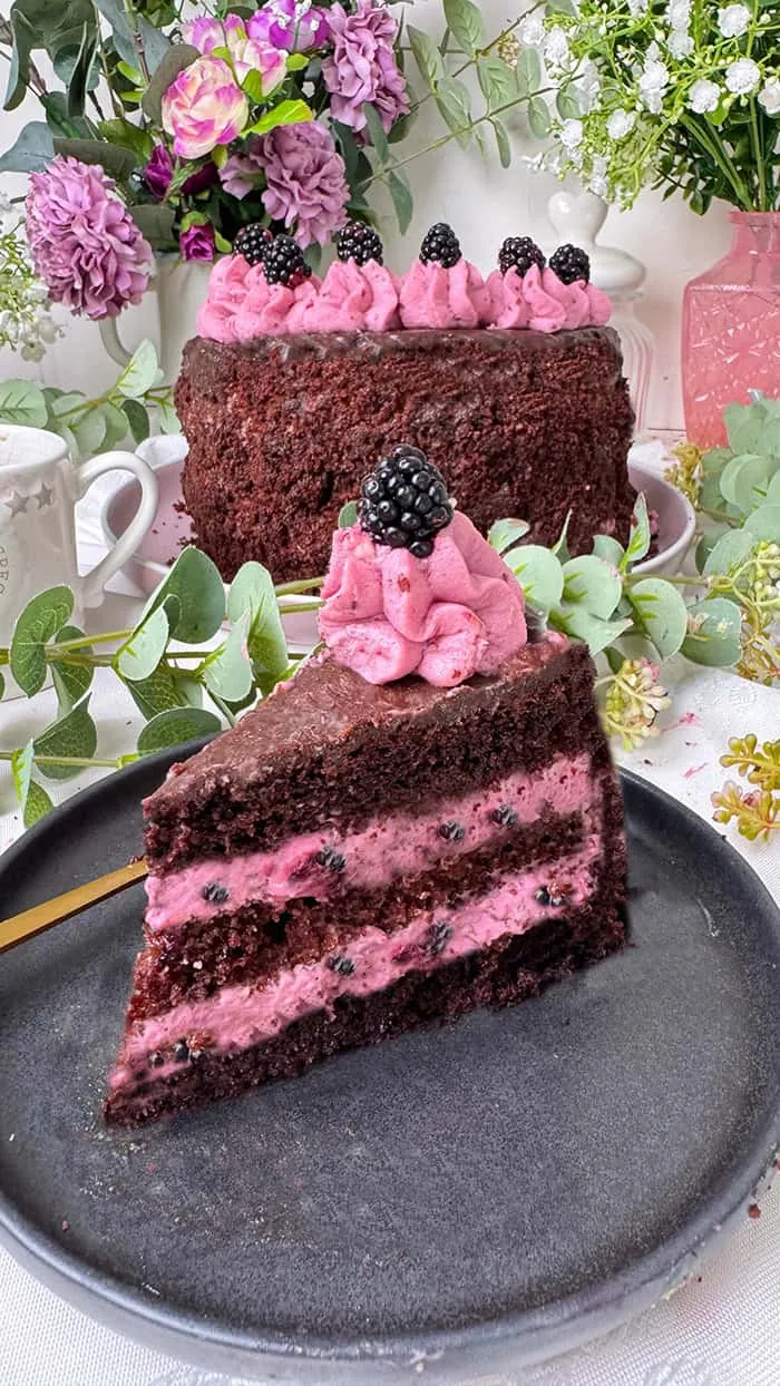 Brombeer Sahne Torte mit Schnitt, die luftige Sahne und ganze Brombeeren enthüllt