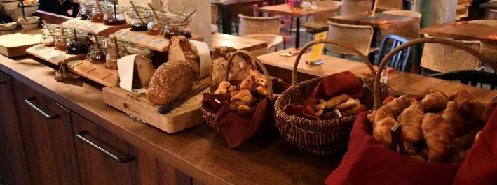 Brot- und Gebäckauswahl am Frühstücksbuffet im Bar Shuka des 25Hours Hotels in Frankfurt