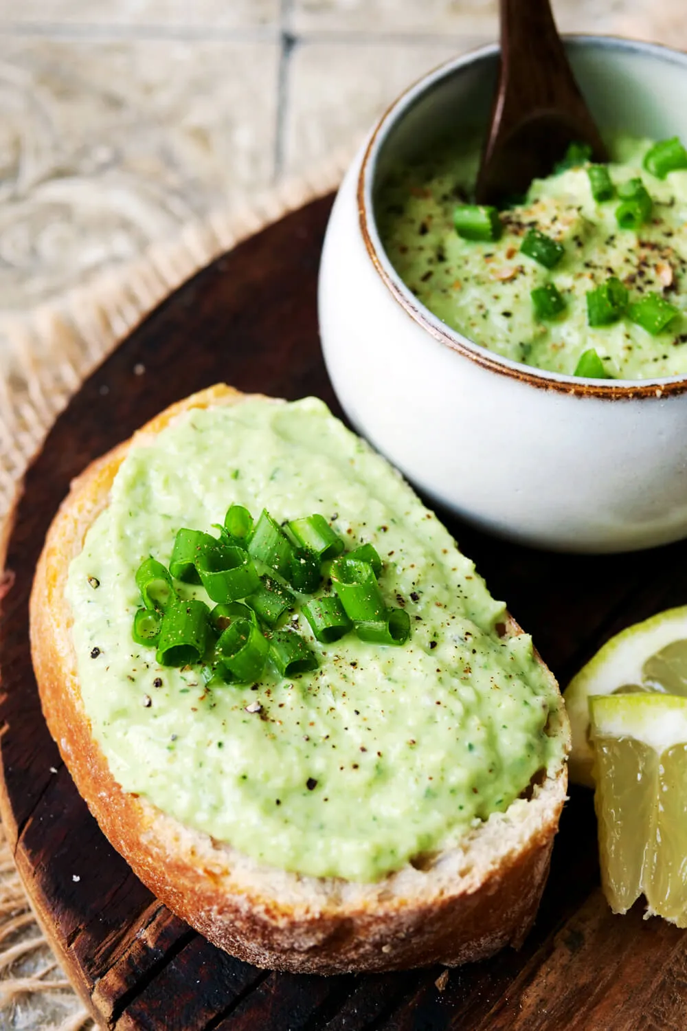 Brotaufstrich mit Zucchini, Ziegenkäse und Frühlingszwiebeln