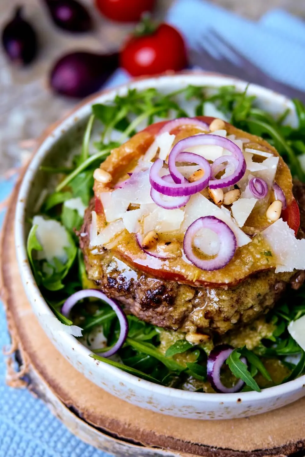 Brotloser Burger mit Rucolasalat und Zwiebeln für ein leichtes Gericht