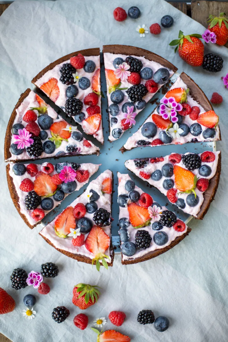 Brownie-Pizza mit Waldbeeren