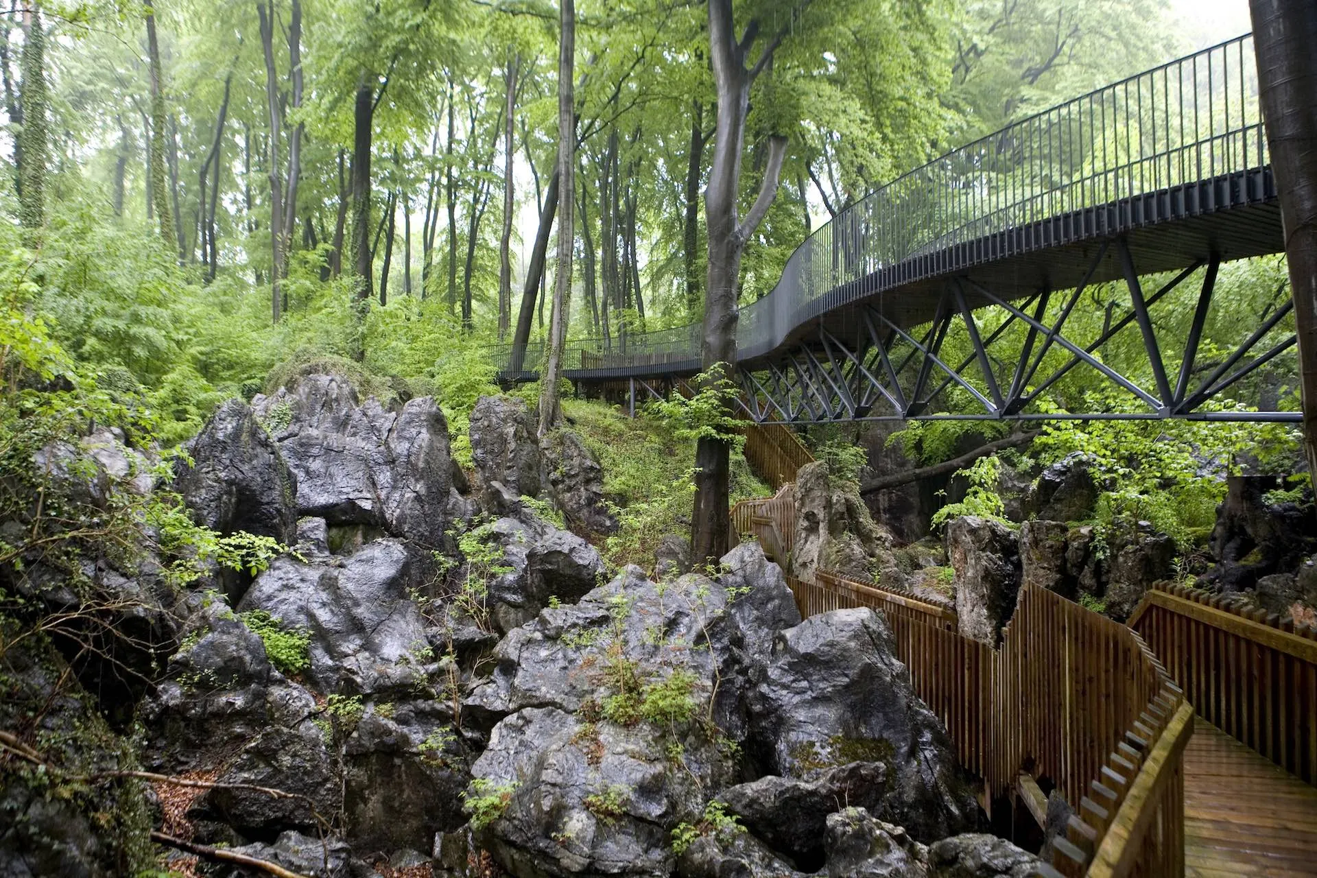 Brücke führt über das Felsenmeer bei Hemer im Sauerland