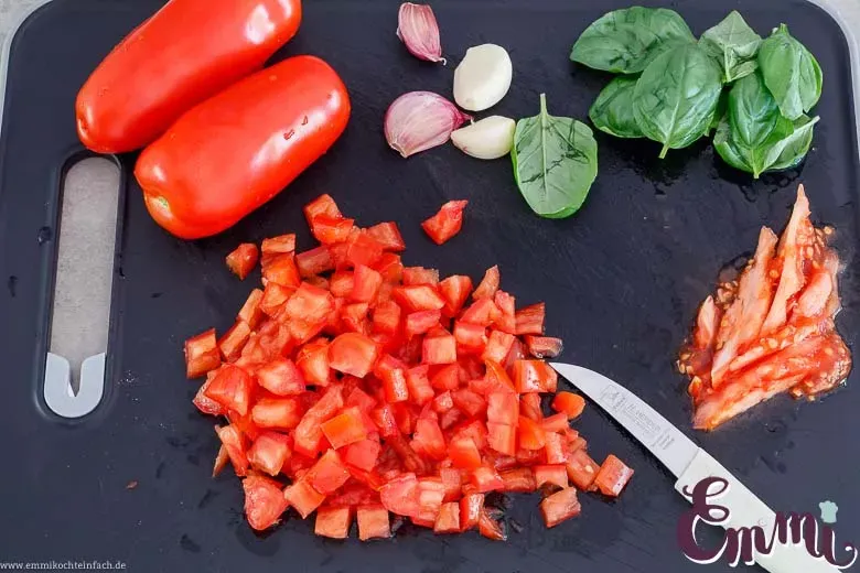 Bruschettabelag vorbereiten - www.emmikochteinfach.de