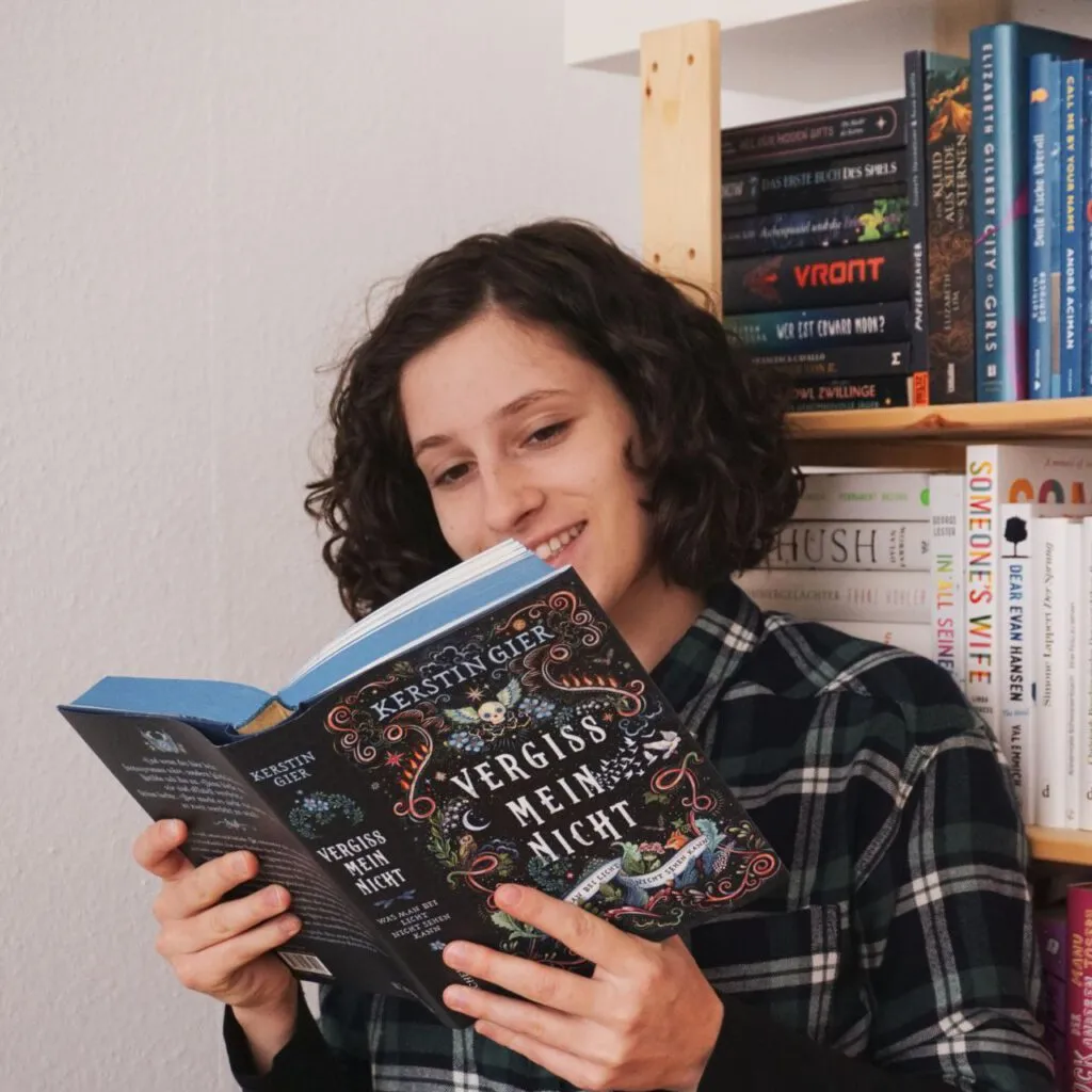 Buchcover von Vergissmeinnicht Was man bei Licht nicht sehen kann von Kerstin Gier mit magischem Waldmotiv