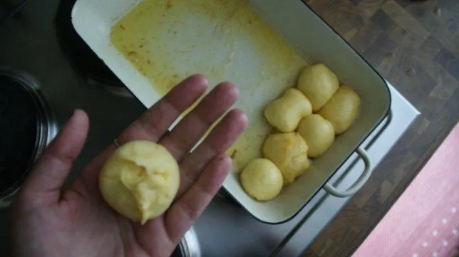 Buchteln serviert mit cremiger Vanillesauce