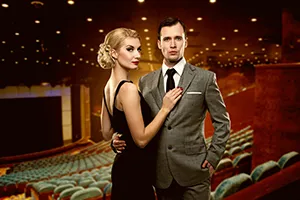 Bühnenshow eines Musicals, eine beliebte Kultur-Option für Dezemberreisen in Deutschland