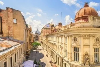 Bukarest mit dem Parlamentspalast bei Nacht