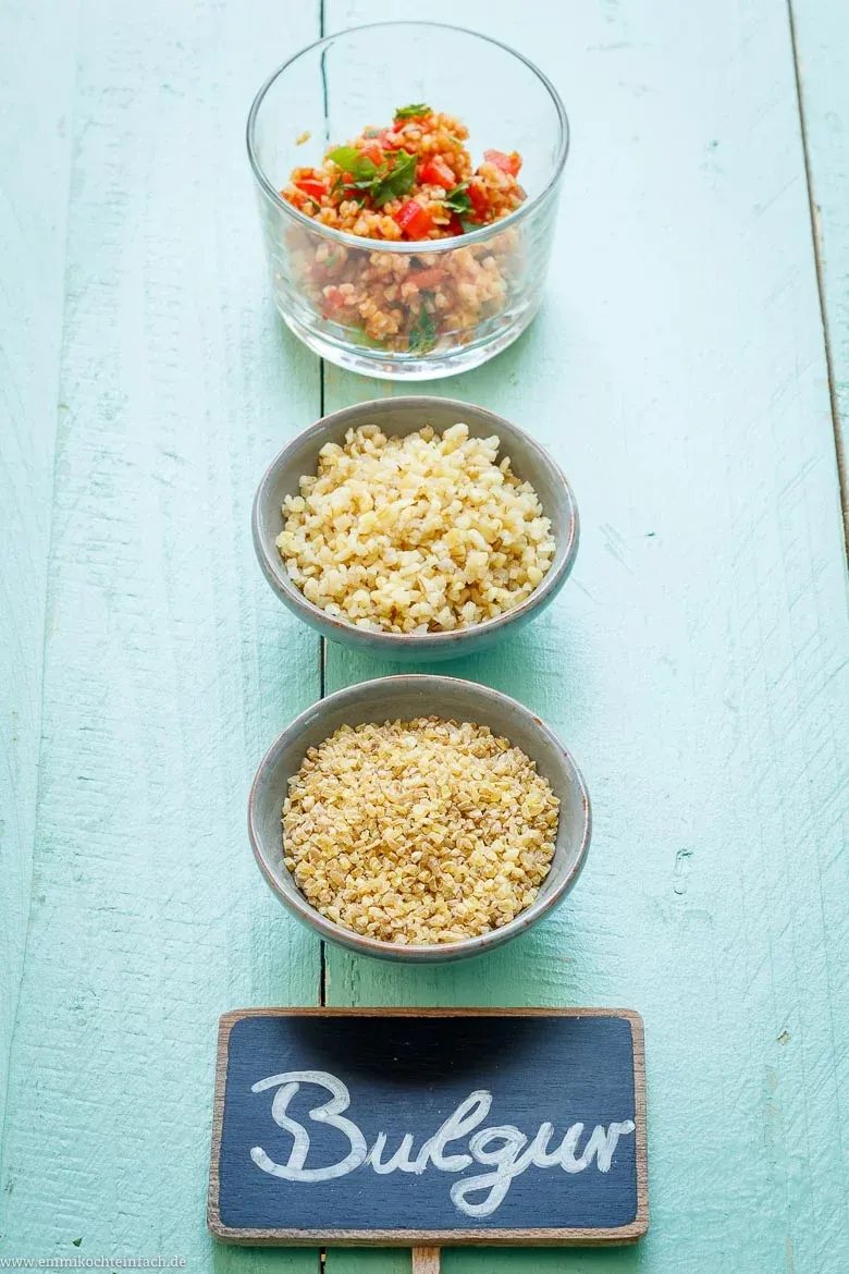 Bulger wird sehr unterschätzt - Ein Teller mit frischem Bulgursalat, reich an Gemüse und Kräutern, angerichtet für einen Sommeranlass.