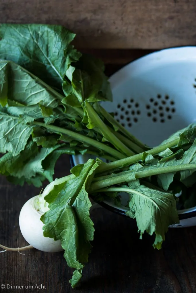 Bund von frischem grünem Spargel und Rucola, klassische Frühlingsbeilagen
