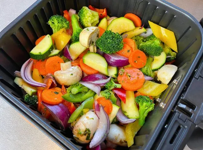 Bunt gemischtes Ofengemüse aus der Heißluftfritteuse, knackig und voller Röstaromen