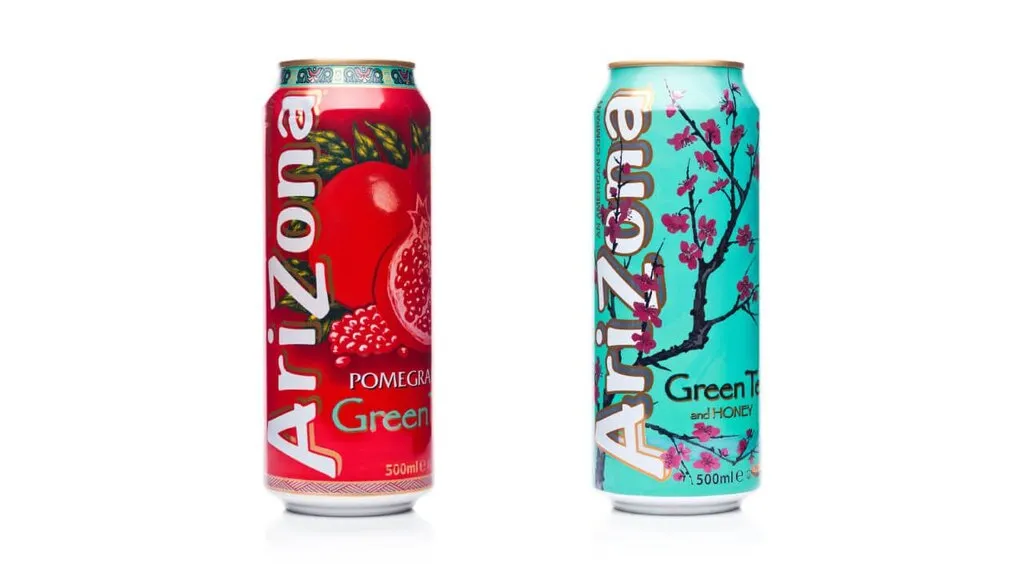 Bunte AriZona Eistee Dosen (0,5l), ikonisches Design und beliebte Geschmacksrichtungen für unterwegs.