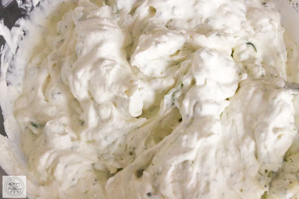 Bunte Auswahl an Gemüsesticks mit Dips, perfekt für eine Party