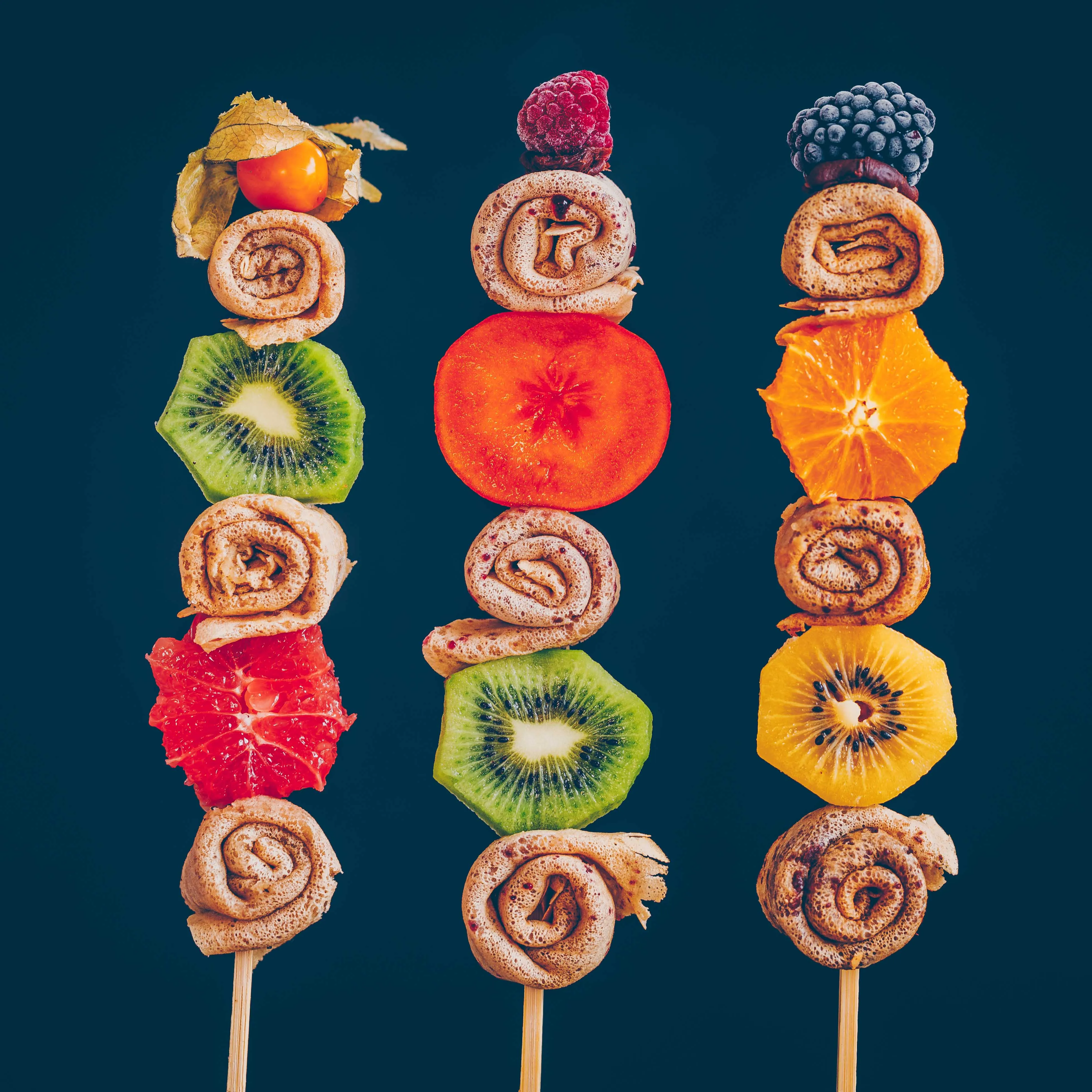 Bunte Crêpe-Spieße mit frischen Früchten, eine kreative Idee aus unserem Crêpe Rezept.