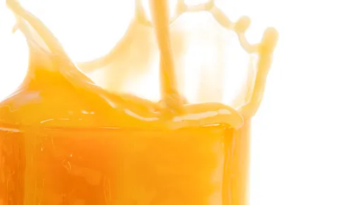 Bunte Flaschen mit erfrischenden Fruchtsäften, darunter Apfel-, Orangen- und Multivitaminsaft, appetitlich präsentiert.