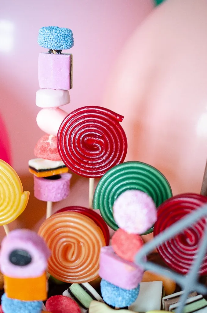 Bunte Fruchtgummischnecken auf Spießen als Teil der Candy Cake Dekoration, bereit zum Servieren