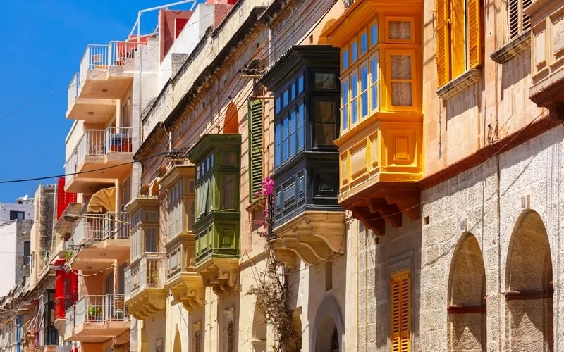 Bunte Gauben an Gebäuden in Valletta, Malta