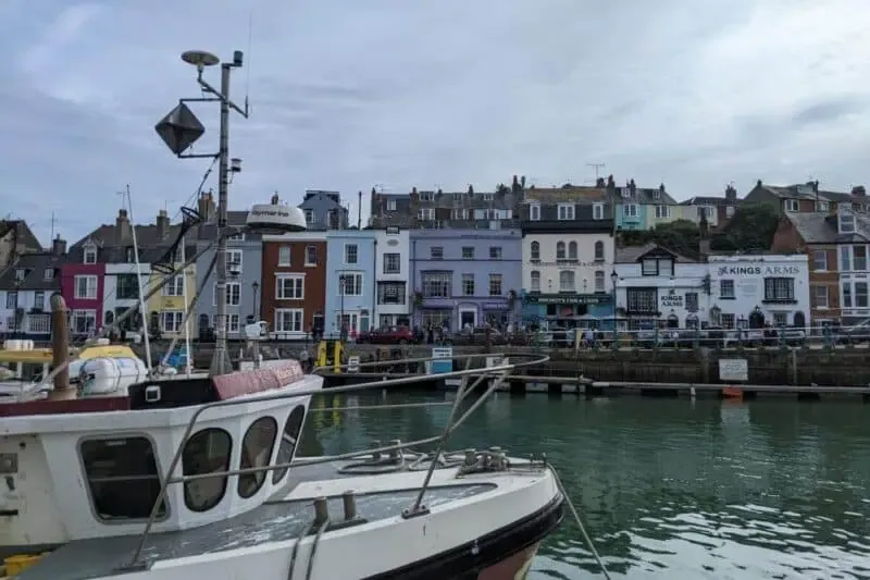 Bunte Häuser am Hafenbecken von Weymouth