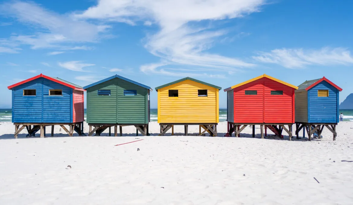 Bunte Häuser am Muizenberg Strand in Südafrika