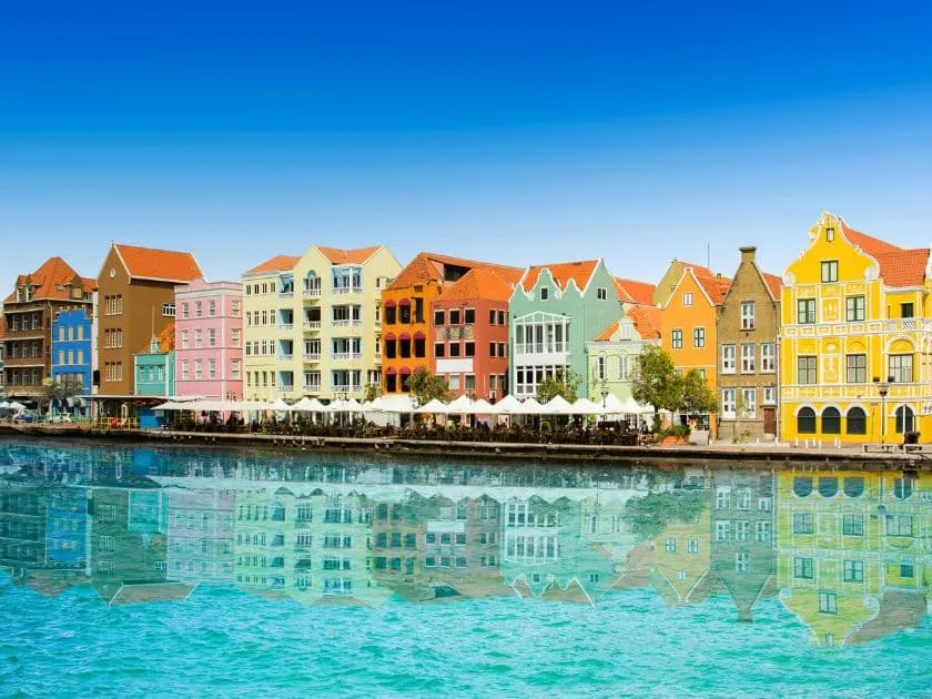 Bunte Kolonialhäuser entlang des Wassers in Willemstad, der Hauptstadt von Curaçao