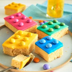Bunte Lego Kuchen Steine aus Fantakuchen, perfekt für Kindergeburtstage