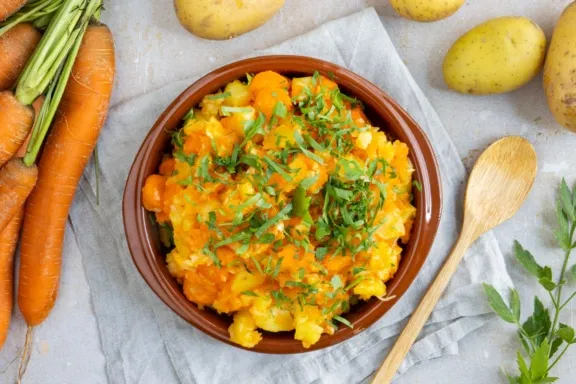 Bunte Möhren durcheinander als gesunde Gemüsebeilage