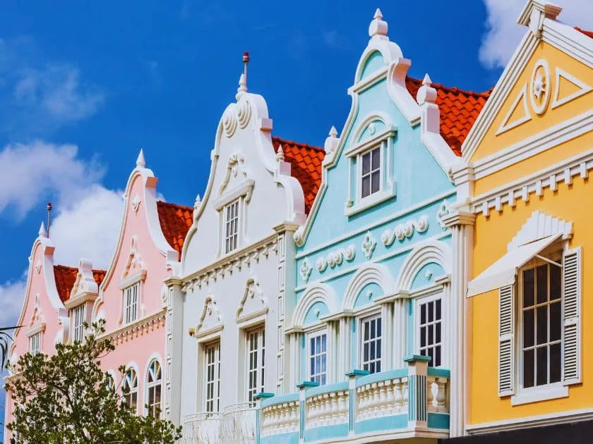 Bunte niederländische Kolonialarchitektur in der Hauptstadt Oranjestad, Aruba
