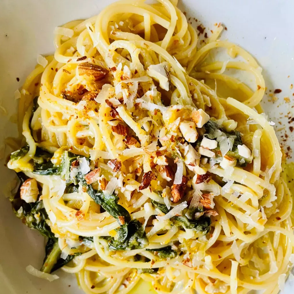 Bunte Spaghetti mit Mangold, süßen gelben Tomaten und gerösteten Mandeln