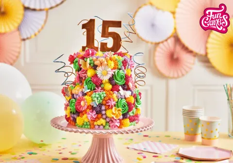 Bunte Torte zum 18. Geburtstag mit farbenfrohen Verzierungen und Blumen