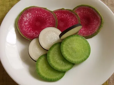 Bunte Vielfalt von geschnittenem Daikon-Rettich