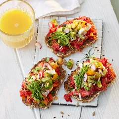 Bunte Vital-Schnitten mit Vollkornbrot und viel frischem Gemüse, ein nahrhaftes gesundes Frühstück