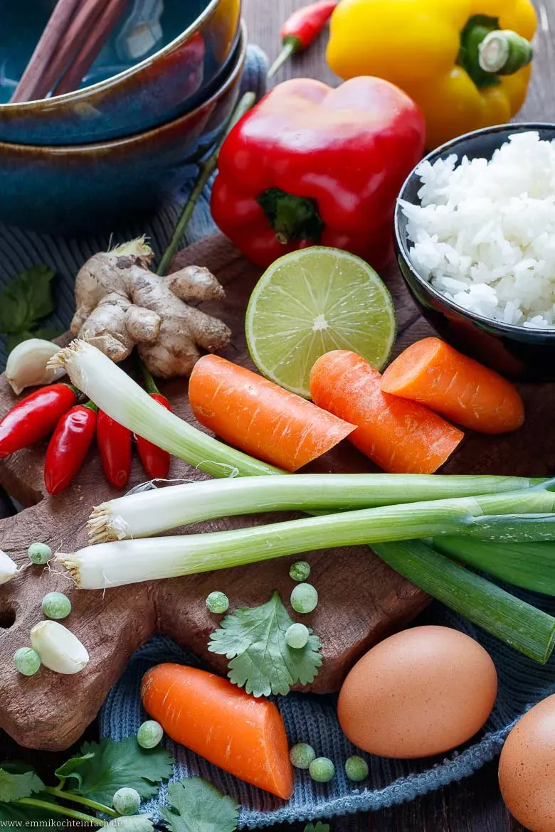 Bunter gebratener Reis mit frischem Gemüse wie Karotten und Paprika, ideal für eine gesunde asiatische Mahlzeit