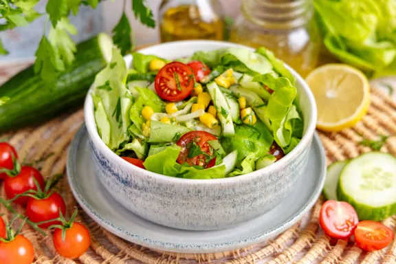 Bunter Kopfsalat mit leichtem 5-Minuten-Dressing