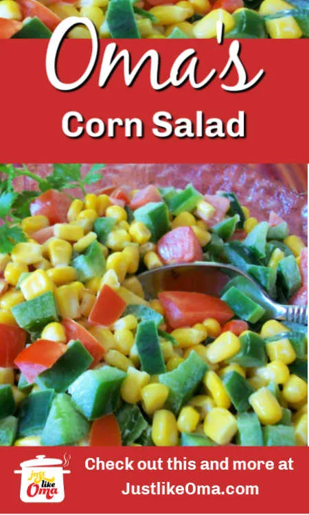 Bunter Maissalat mit grüner Paprika und roten Tomaten, angerichtet in einer Glasschale, ideal als Beilage zum Grillen.