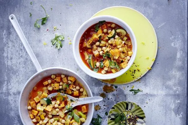 Bunter marokkanischer Gemüseeintopf mit Kichererbsen in einem Topf