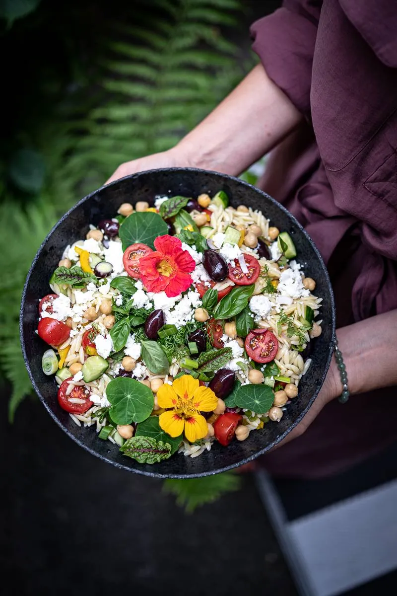 Bunter Orzo Nudelsalat Greek Style mit Feta, Gurken und Oliven, perfekt für deutsche Sommerpartys