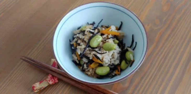 Bunter Reis mit Edamame und Hijiki in einer Schale