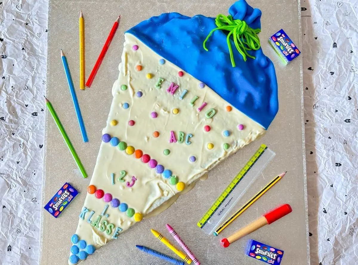 Bunter Schultüten Kuchen als festlicher Geburtstagskuchen für Kinder