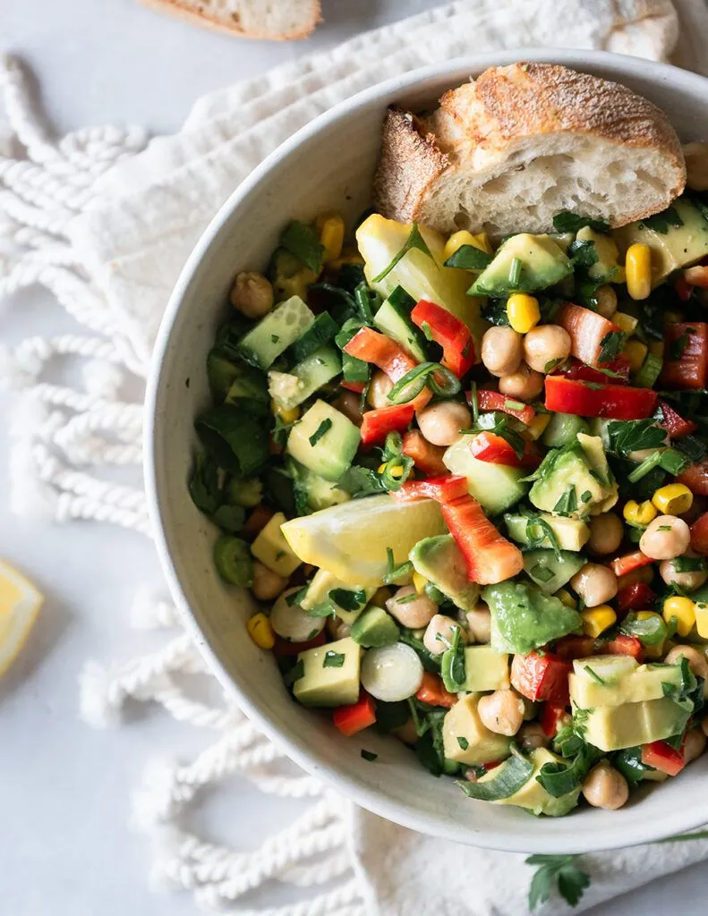 Bunter veganer Kichererbsensalat mit Avocado und frischem Gemüse für ein gesundes Mittagessen