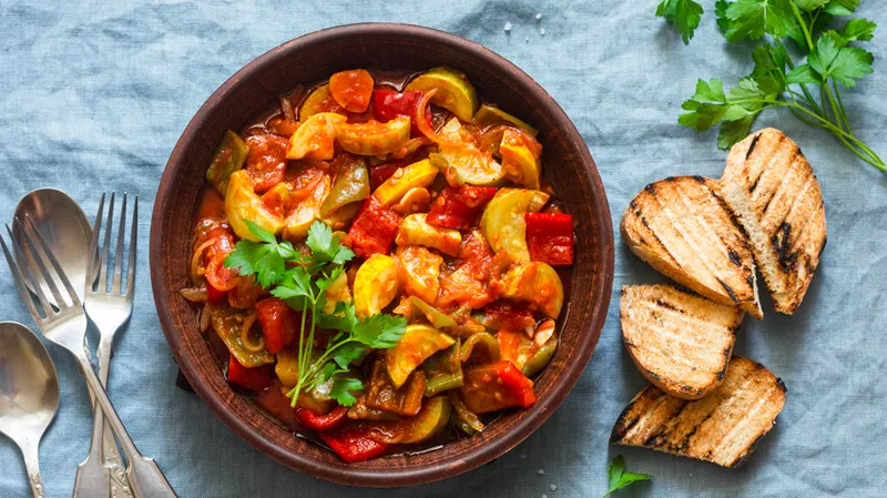 Buntes Rumfort-Gemüsegericht mit Paprika, Tomaten und Lauch in einer Schüssel.