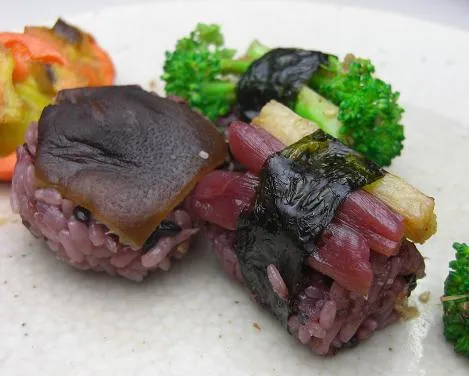 Buntes veganes Sushi mit Shiitake, Brokkoli, eingelegtem Yam und Fuki
