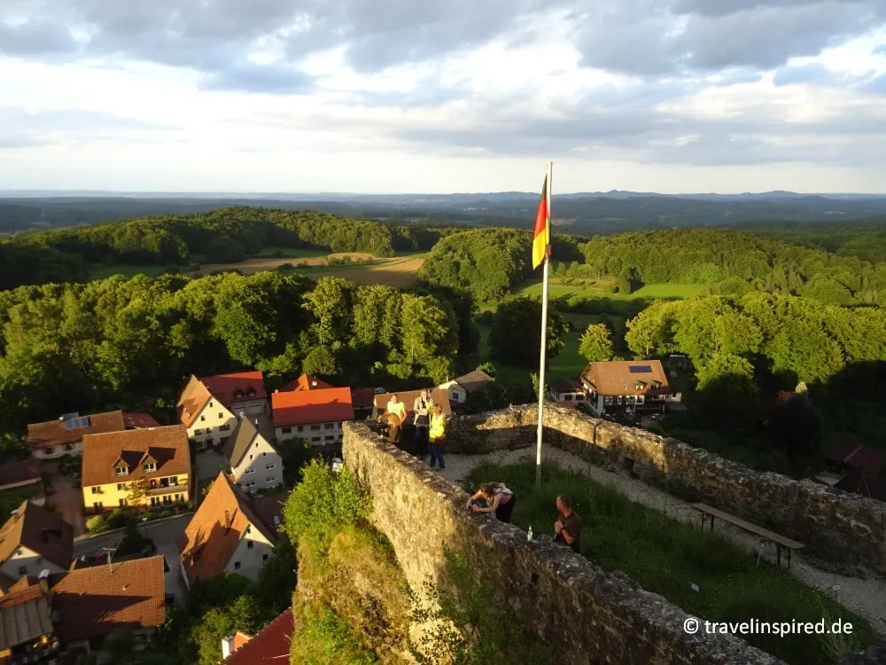 Burg Hohenstein im Abendlicht über dem Nürnberger Land