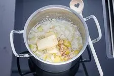 Butter und Muskatnuss zum Püree hinzufügen