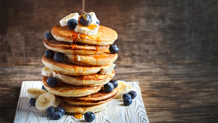 Buttermilch-Pancakes mit Banane, Blaubeeren und Sirup