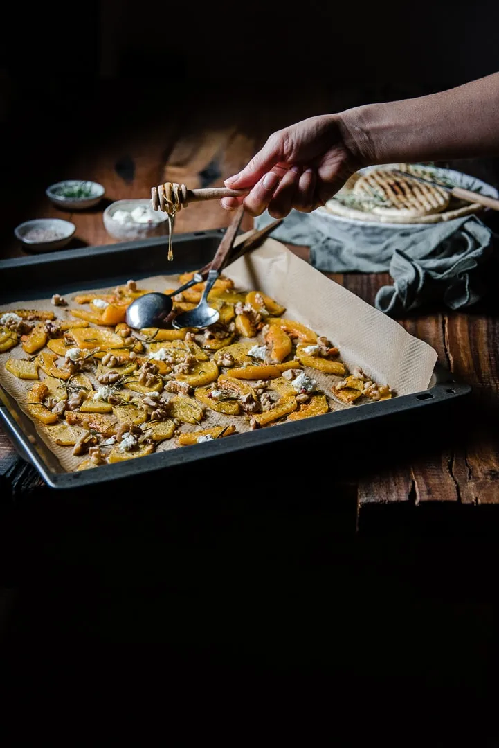 Butternut Kürbis Scheiben auf Backblech vorbereitet zum Braten im Ofen