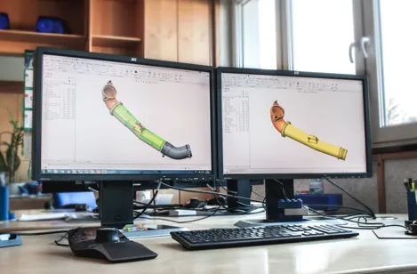 CAD-Entwicklung am Bildschirm, symbolisch für die Kernkompetenzen von etm Schönbrunn in Ingenieurskunst und Bauraumschaffung