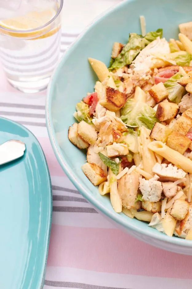 Caesars Nudel Salat mit Hähnchen, ein beliebter Pasta-Salat